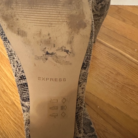 Express Snakeskin Textured Asymmetrical 3 1/4" Heel Booties Size 8 - Picture 7 of 8